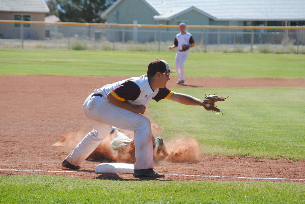 Charlotte Uyeno/Pahrump Valley Times
John Macdonald attempts the tag against Mohave runner on May 4. Solid defense kept Mojave off the base pads most of the game.