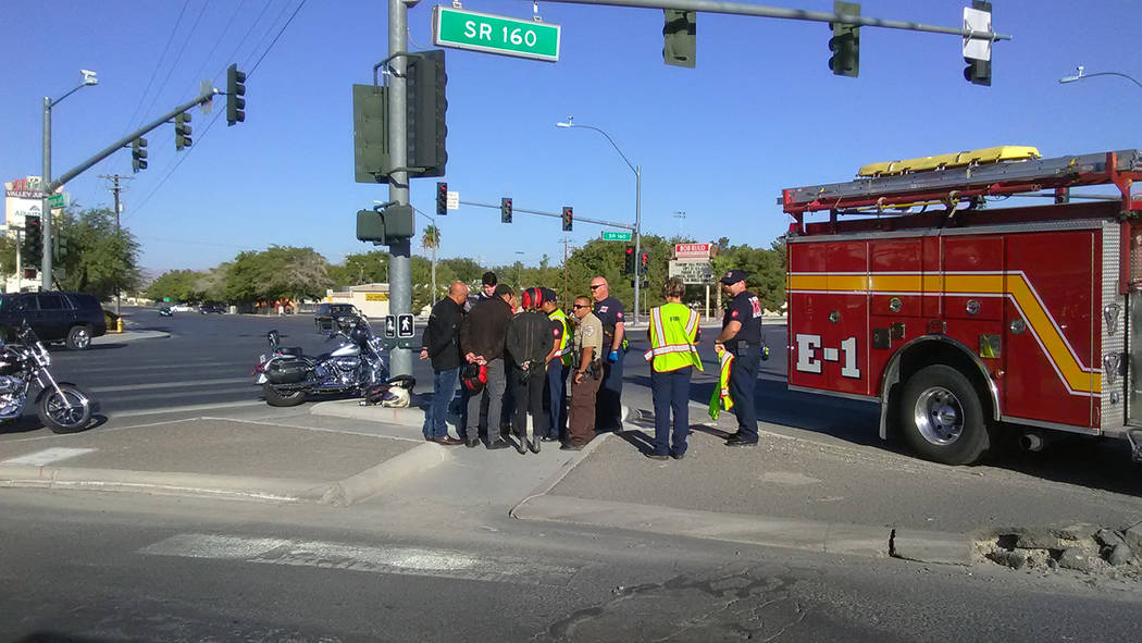 Selwyn Harris/Pahrump Valley Times 
Selwyn Harris/Pahrump Valley Times 
Pahrump EMS crews and Nye County sheriff’s deputies speak to a group of motorcyclists after a crash at Highway 160 and Bas ...