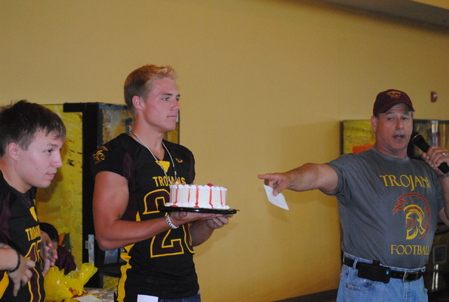 Charlotte Uyeno / Pahrump Valley Times
Mike Colucci auctions off a cake at the annual football spaghetti dinner fundraiser.