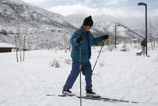David Guzman/Las Vegas Review-Journal
What a difference a year makes. This photo from late December 2016 shows a skier outside the Spring Mountains Visitor Gateway. The Spring Mountains National R ...