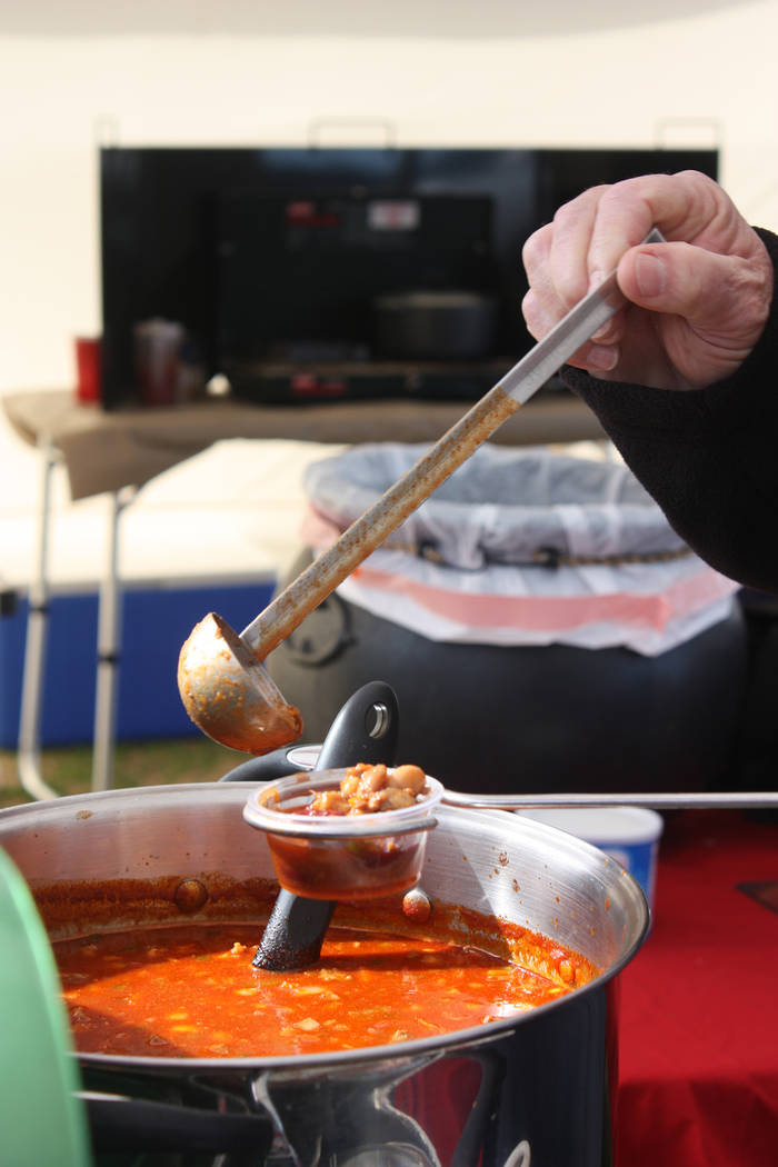 Robin Hebrock/Pahrump Valley Times
2016 Traditional Red World Champion Chuck Harber dished up his People's Choice entry for the many avid tasters that inundated the park.