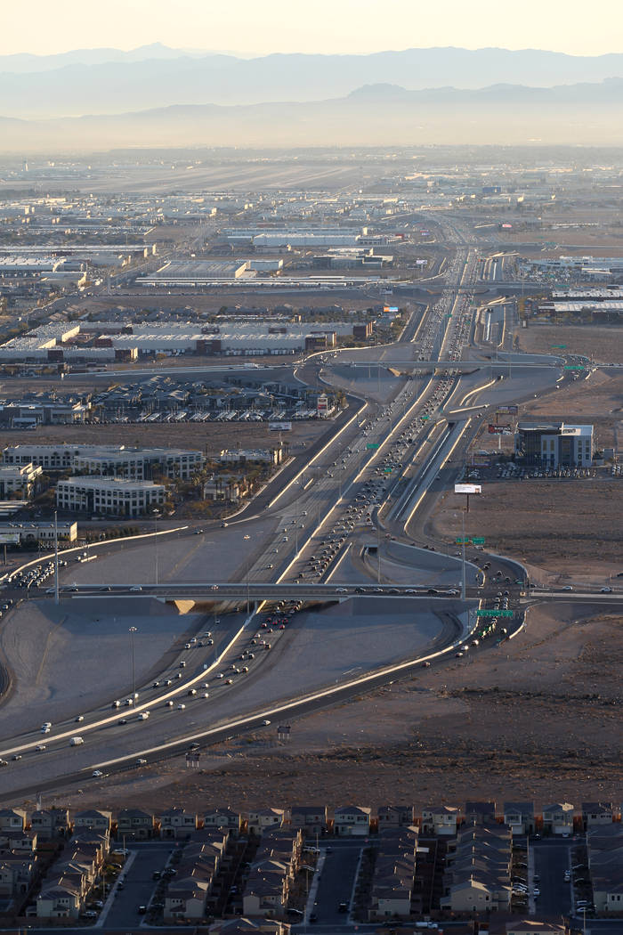 K.M. Cannon/Las Vegas Review-Journal Commuters on the southern beltway as seen from a hot air balloon piloted by Daniel Liberti of Rainbow Ryders during an early morning flight in southwest Las V ...