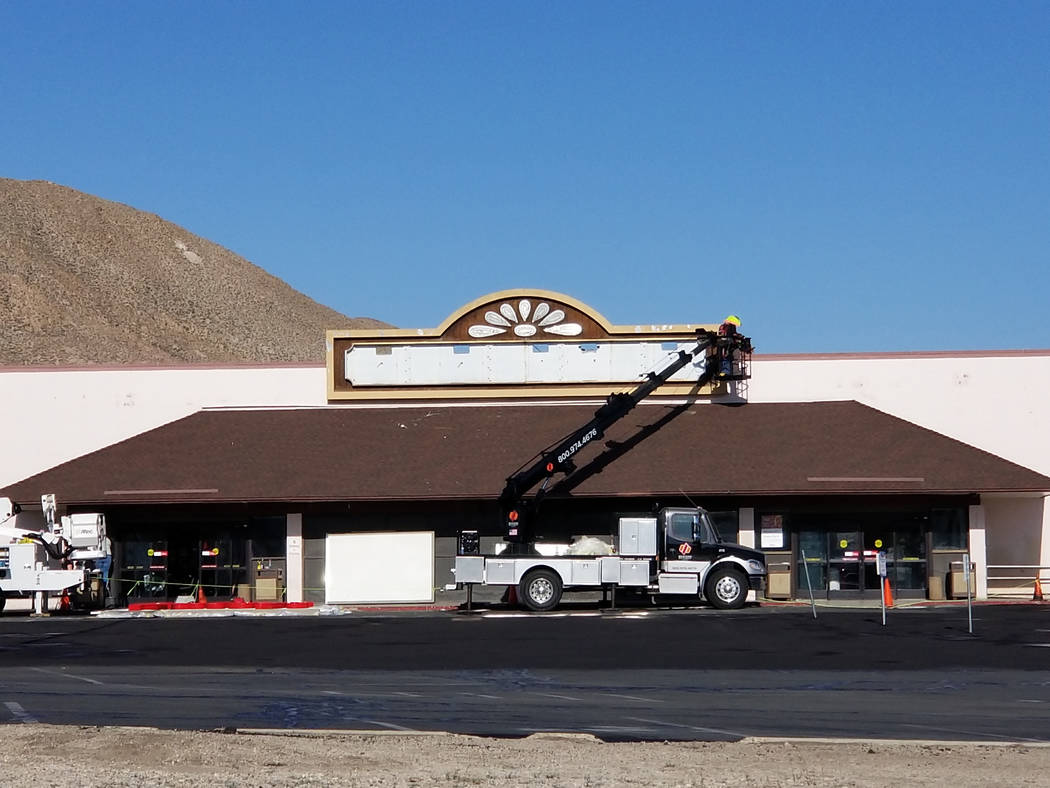 Nancy Whipperman/Pahrump Valley Times Crews remove the Scolari's Food & Drug Co. sign at the Tonopah location at Air Force Road and U.S. Highway 95. Scolari's transitioned to West Sacramento-based ...