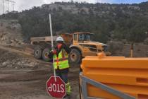 Jeffrey Meehan/Pahrump Valley Times Construction crews work along the mountain pass on Highway ...