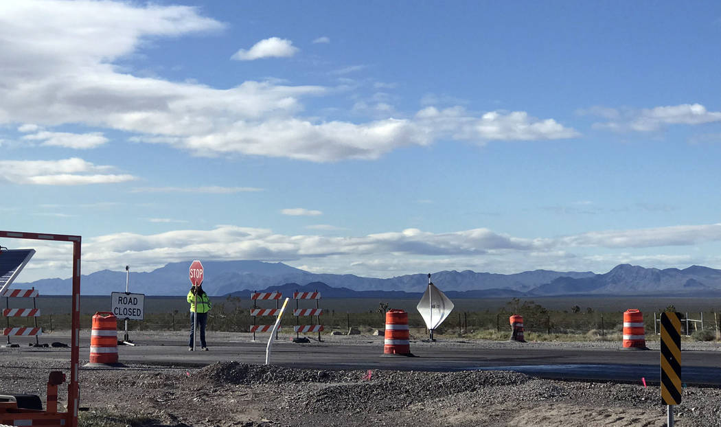 Jeffrey Meehan/Pahrump Valley Times A construction worker stands at the intersection of Tecopa ...