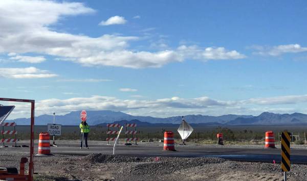 Jeffrey Meehan/Pahrump Valley Times A construction worker stands at the intersection of Tecopa ...