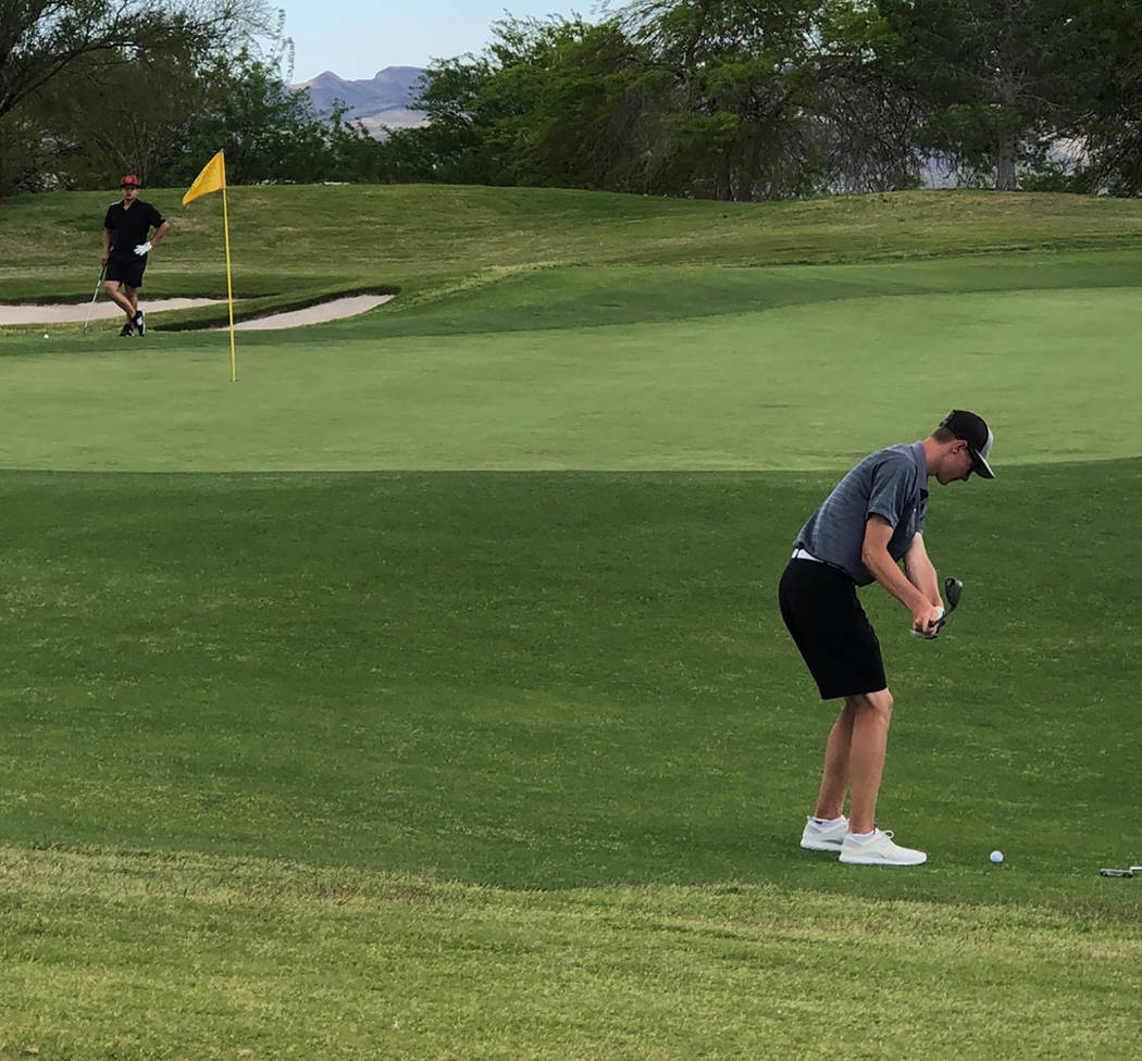 Tom Rysinski/Pahrump Valley Times Kasey Dilger chips onto the green at the 13th hole of the Cla ...