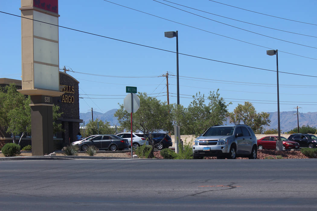 Jeffrey Meehan/Pahrump Valley Times Motorists sit in turn lane at Oxbow Avenue/Wilson Road. Th ...