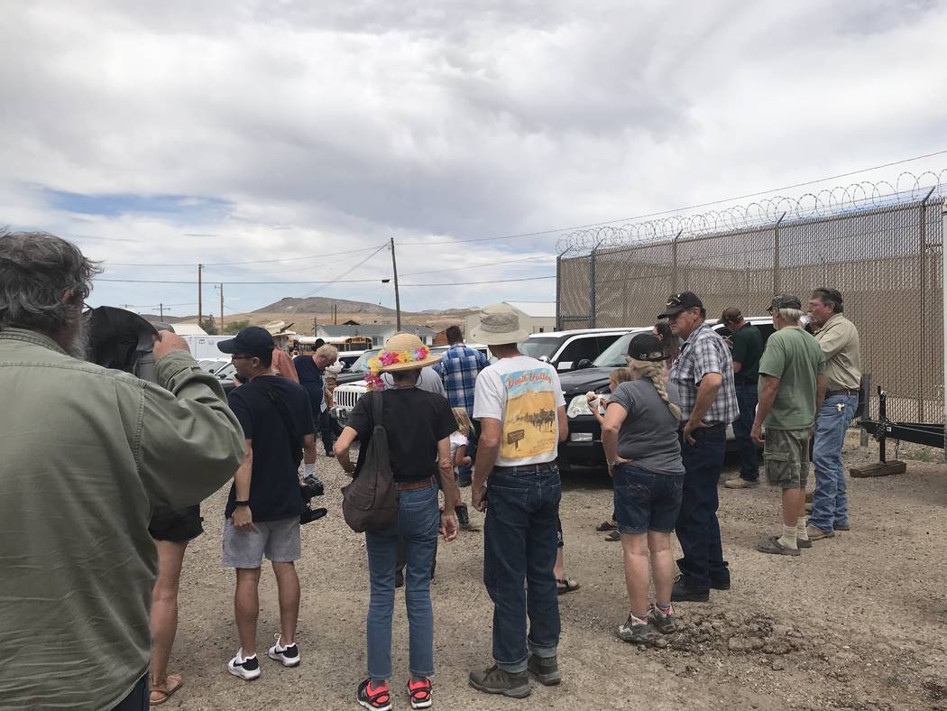 Jeffrey Meehan/Times-Bonnaza People line up for a car auction from the Esmeralda County Sherif ...