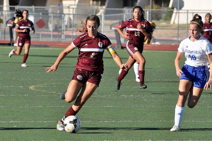 Horace Langford Jr./Pahrump Valley Times Pahrump Valley junior Kaylee Mendoza pushes the ball u ...