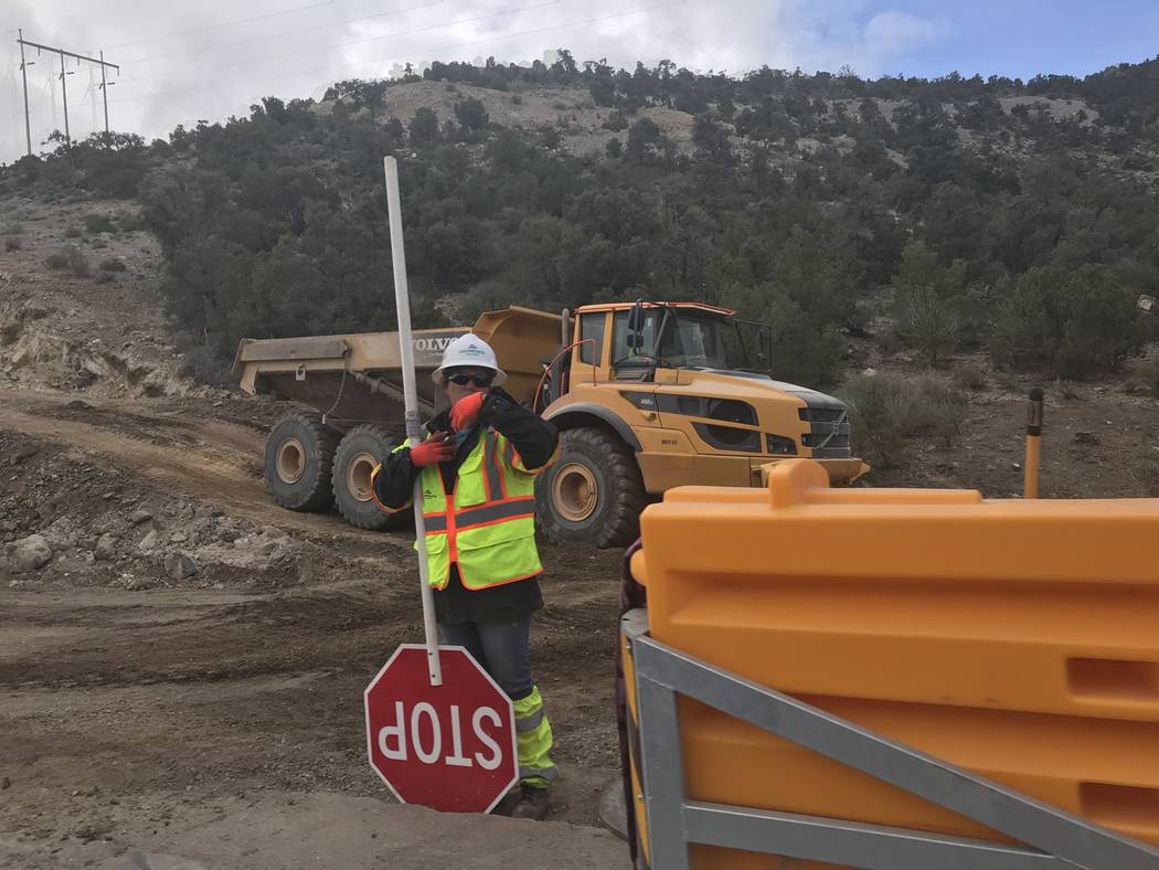 Jeffrey Meehan/Pahrump Valley Times Construction crews work along the mountain pass on Highway ...