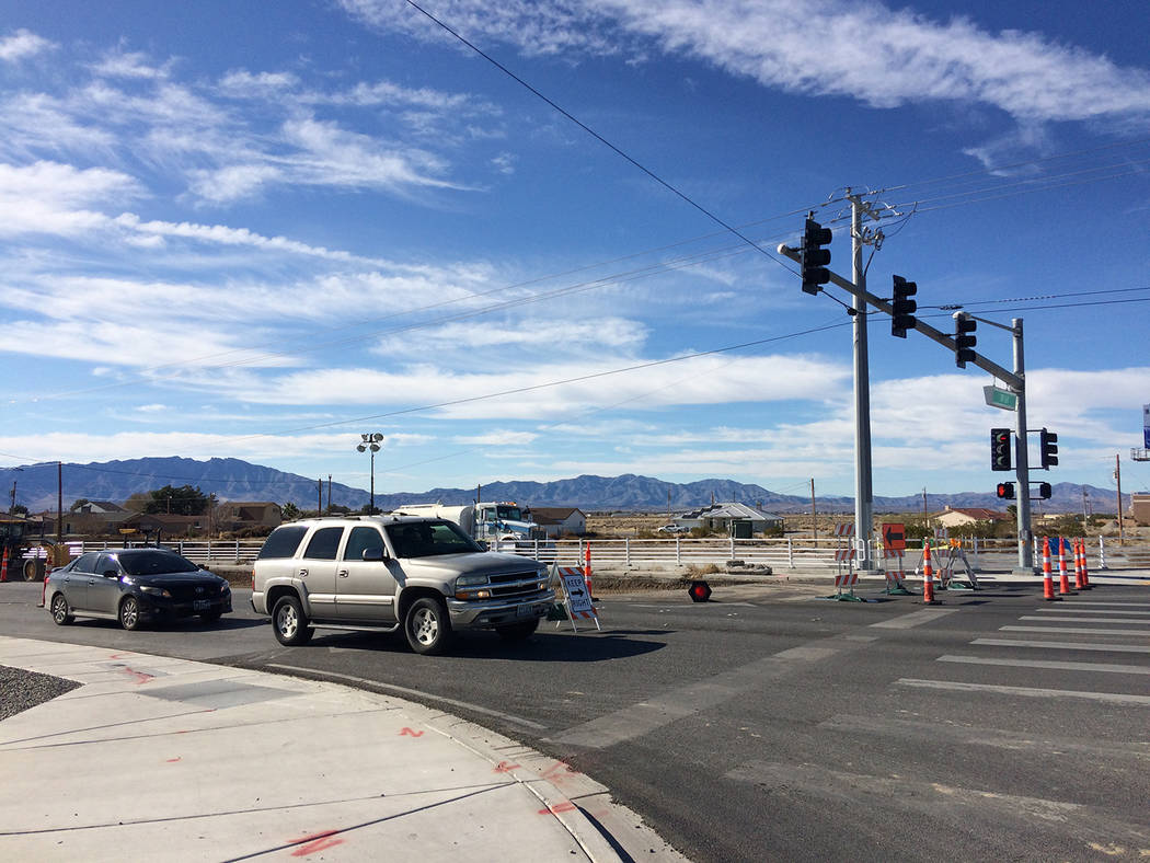 Robin Hebrock/Pahrump Valley Times Motorists are pictured waiting on Homestead Road for the lig ...