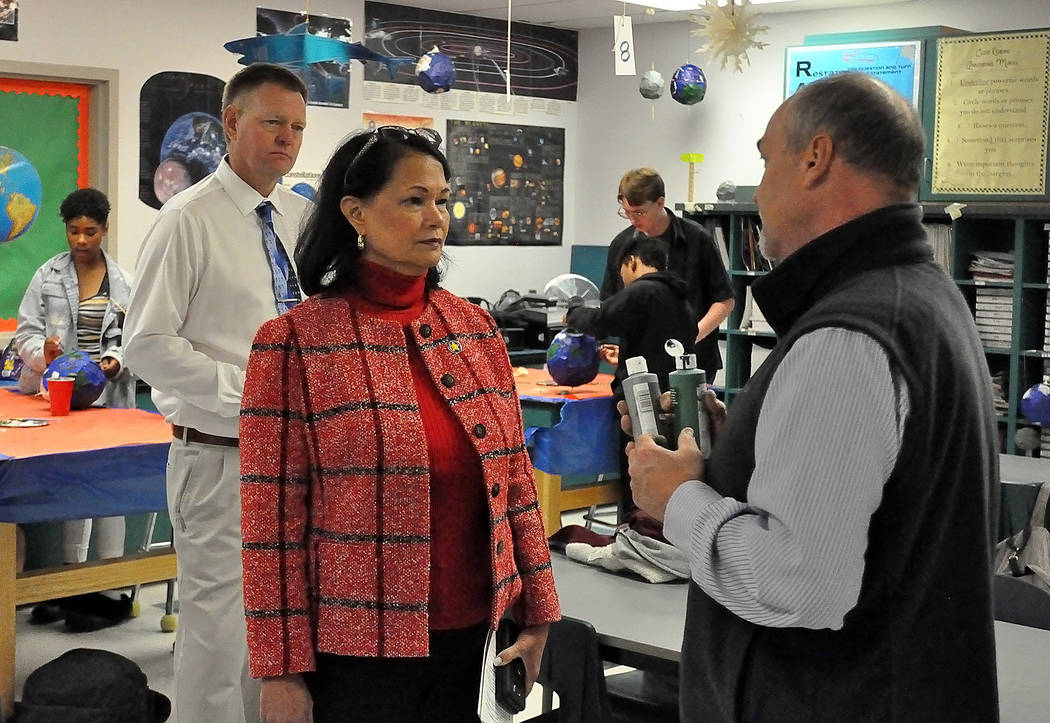 Horace Langford Jr./Pahrump Valley Times State Superintendent Jhone Ebert visiting Rosemary Cl ...