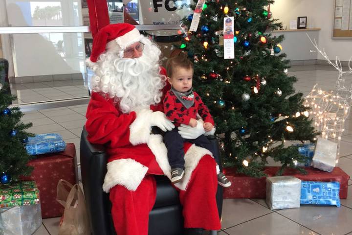 Robin Hebrock/Pahrump Valley Times Santa Claus poses with a tiny tot at the Pahrump Valley Lion ...