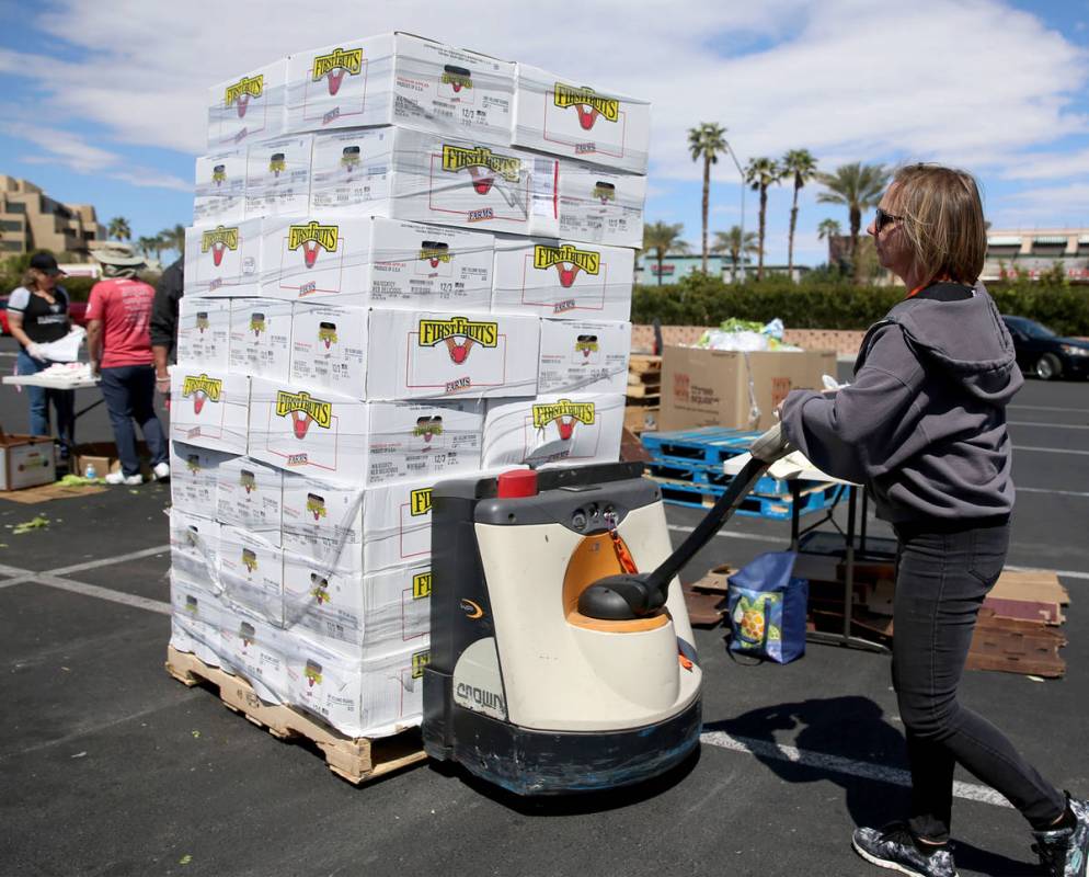 Erik Verduzco / Las Vegas Review-Journal Three Square Food Bank warehouse assistant Kari Guerre ...