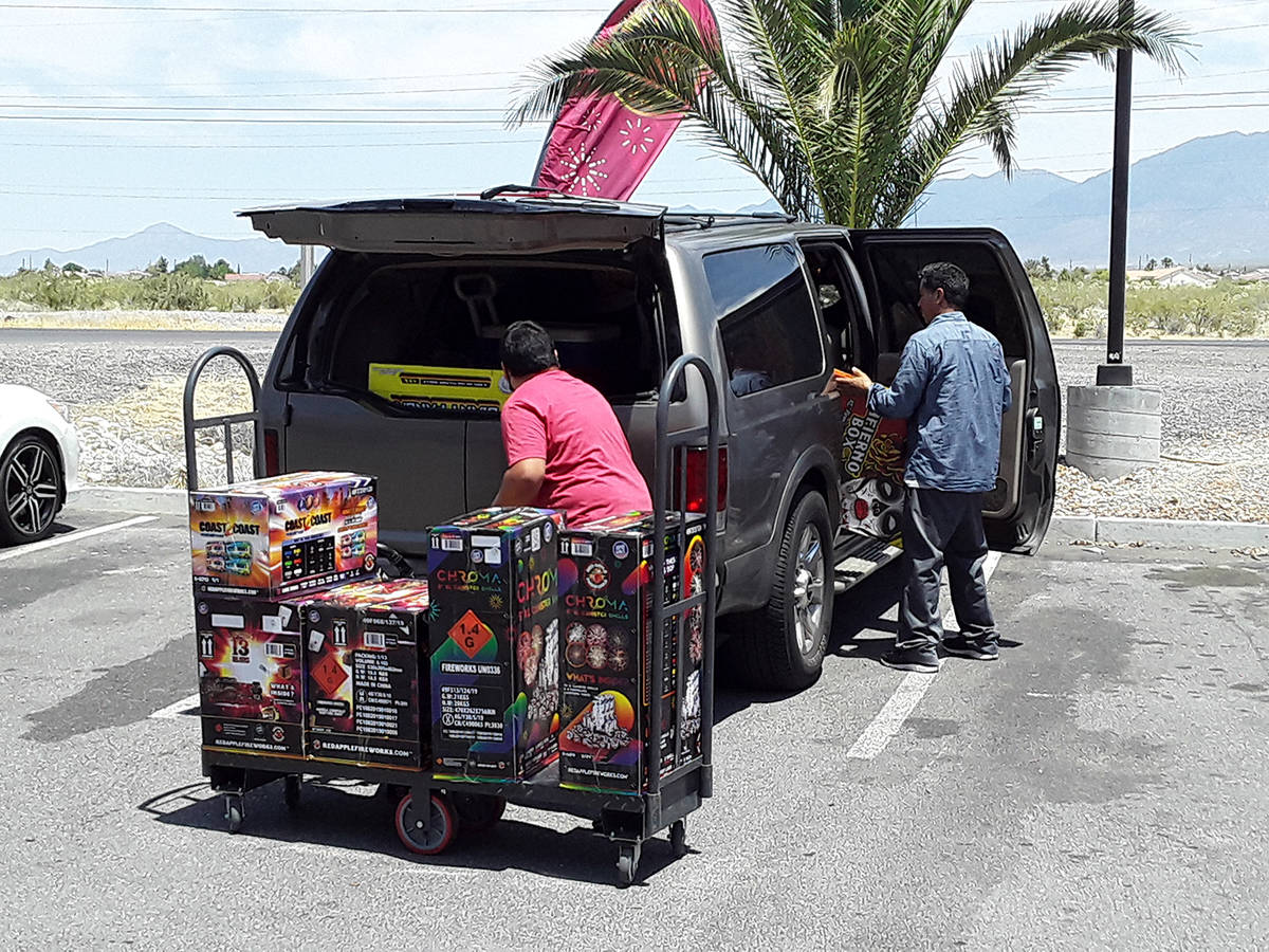 Selwyn Harris/Pahrump Valley Times Customers load up their purchases after enduring long lines ...