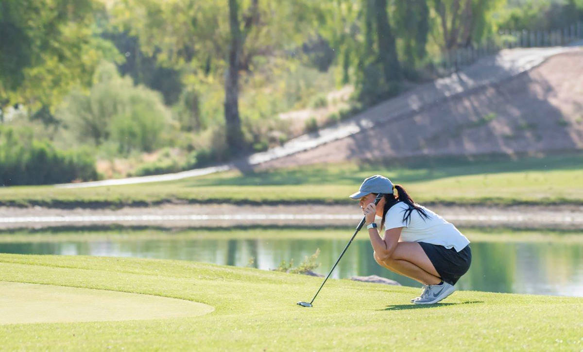 Phyllis Davie/Special to the Pahrump Valley Times Tori Peers lines up a putt during the Northwe ...