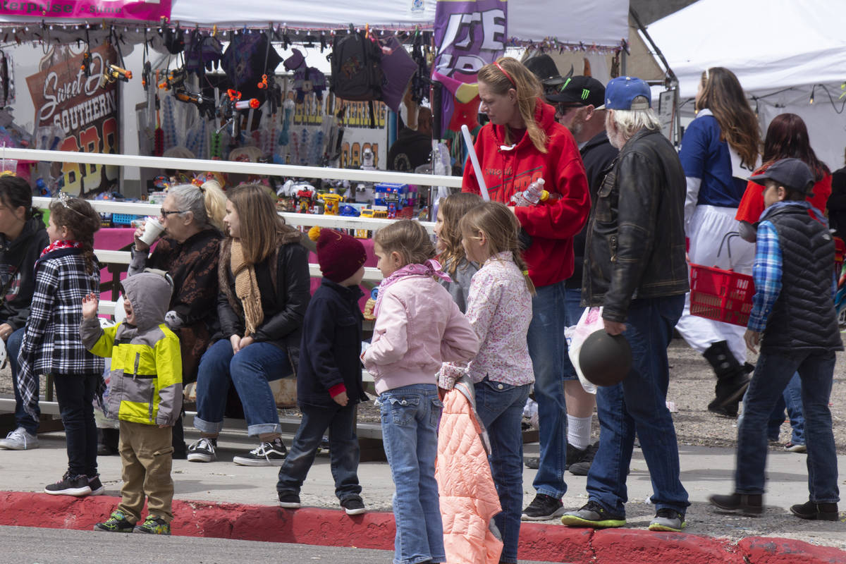Jeffrey Meehan/Times-Bonanza & Goldfield News Children lined the streets during the parade at t ...