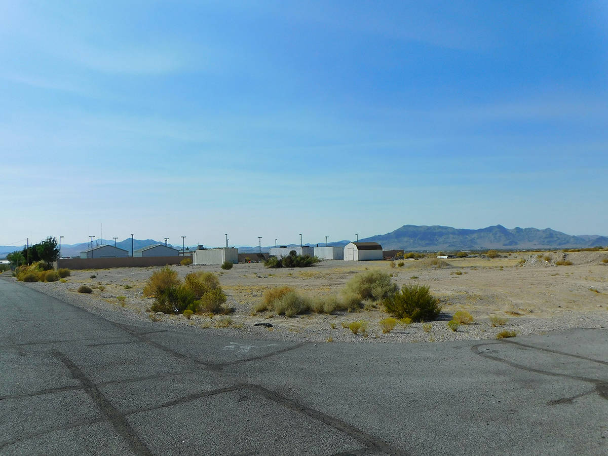 Robin Hebrock/Pahrump Valley Times This land at the intersection of Floyd Drive and Siri Lane i ...