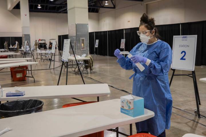 Elizabeth Brumley/Las Vegas Review-Journal UMC respiratory therapist Diana Vega prepares tests ...