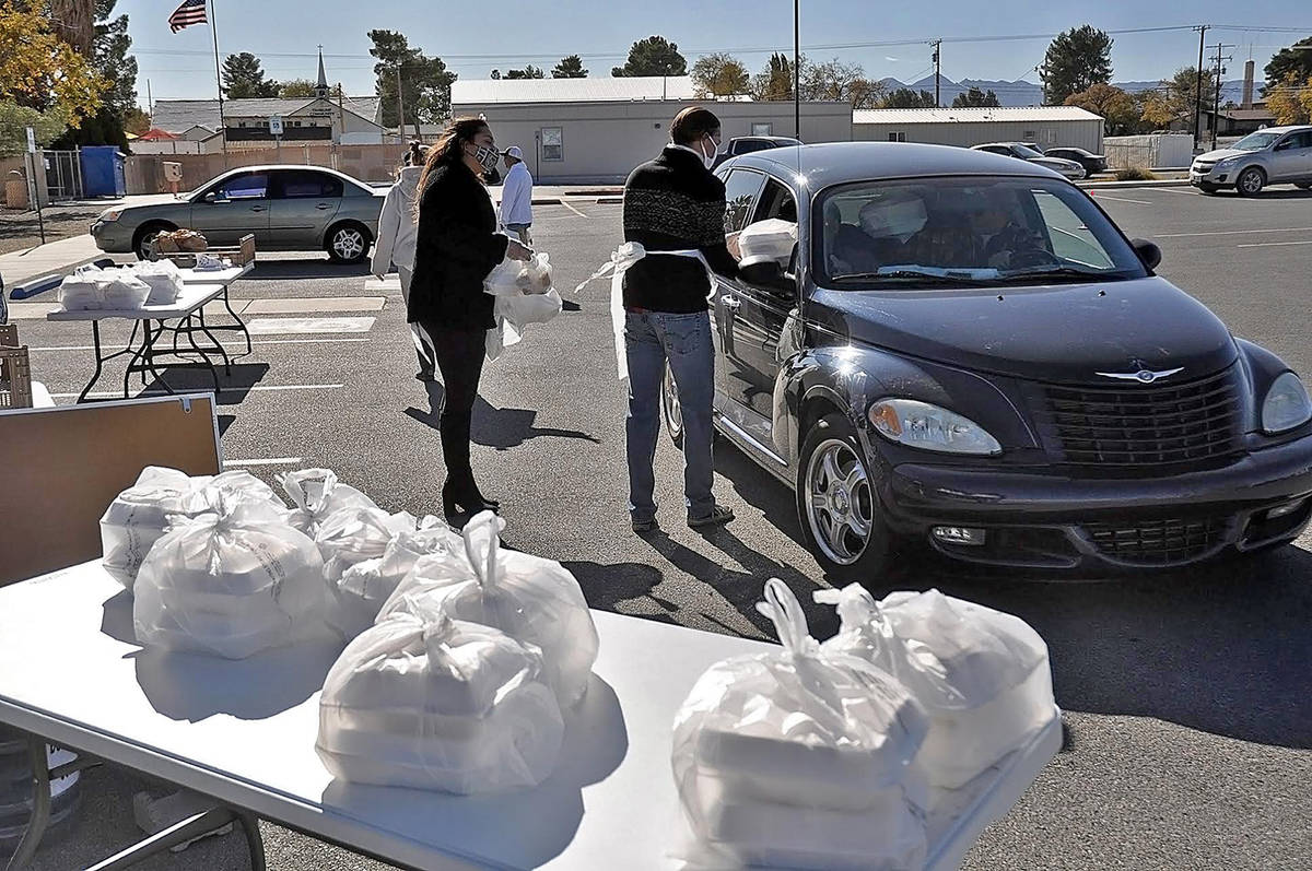 Horace Langford Jr./Pahrump Valley Times Pahrump Holiday Task Force Thanksgiving dinner volunte ...
