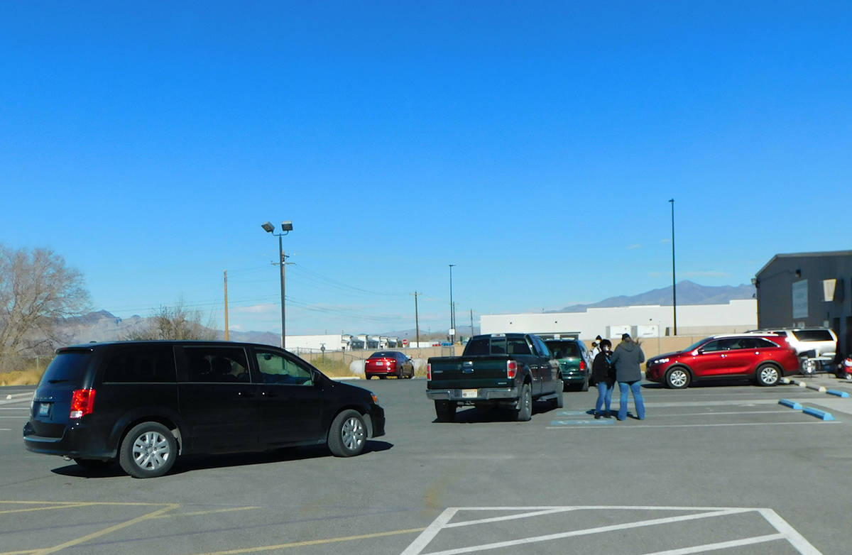 Robin Hebrock/Pahrump Valley Times A line of vehicles is shown at the flu shot clinic hosted by ...
