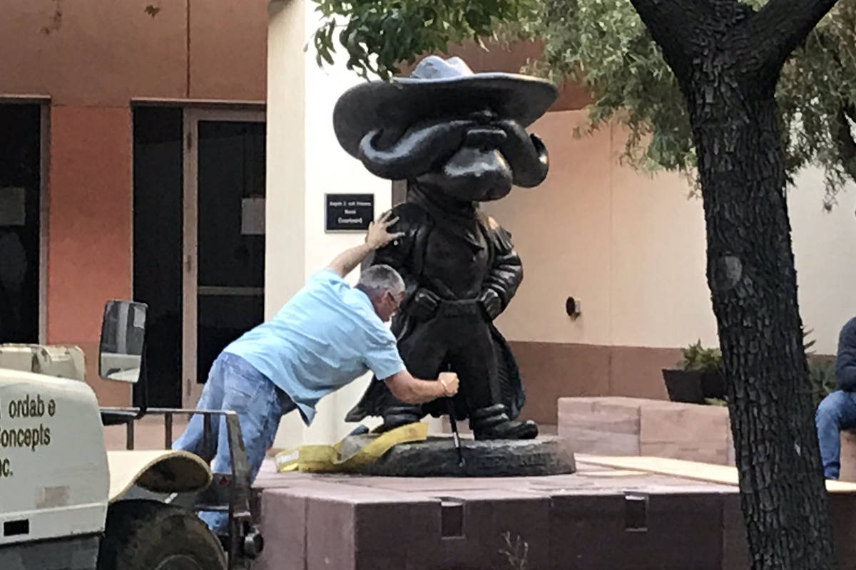 Special to the Pahrump Valley Times UNLV workers remove the Hey Reb! statue from in front of th ...