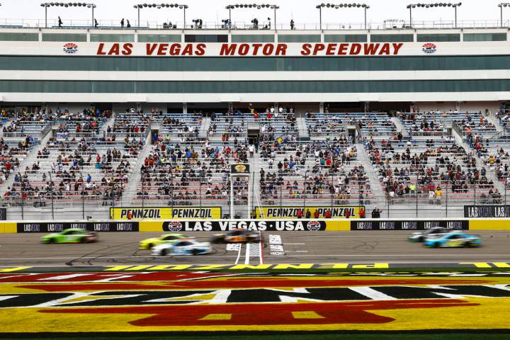 Chase Stevens/Las Vegas Review-Journal Drivers pass the start/finish line during a NASCAR Cup S ...
