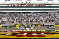 Chase Stevens/Las Vegas Review-Journal Drivers pass the start/finish line during a NASCAR Cup S ...