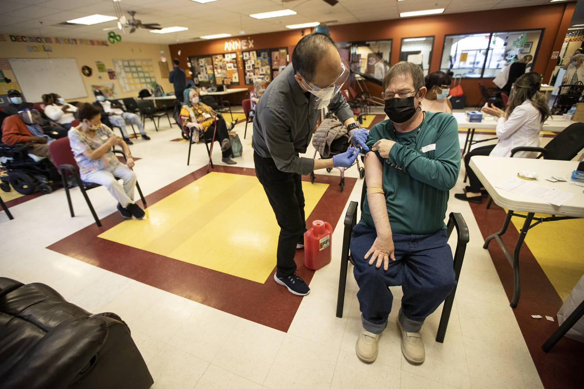 Erik Verduzco / Las Vegas Review-Journal Alex Vong, left, pharmacy manager at Albertsons, admin ...