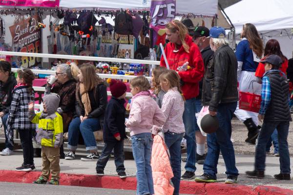 Jeffrey Meehan/Times-Bonanza & Goldfield News Children lined the streets during the parade at t ...