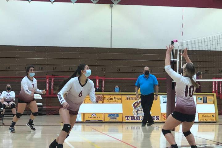 Tom Rysinski/Pahrump Valley Times Mahina Araujo (7) and Nicky Velazquez (6) wait for a set from ...