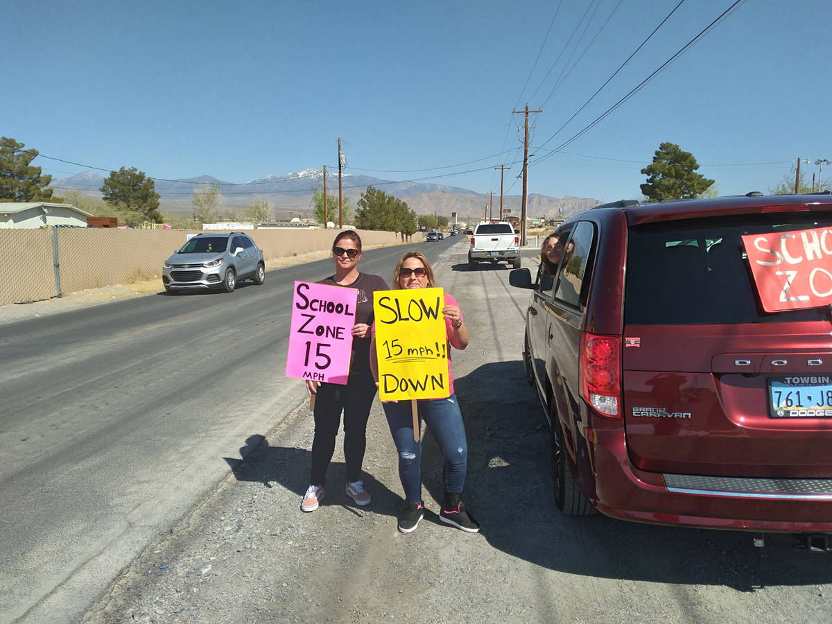 Selwyn Harris/Pahrump Valley Times Lynn Olds, left, and Sarah Barentine routinely hold signs in ...