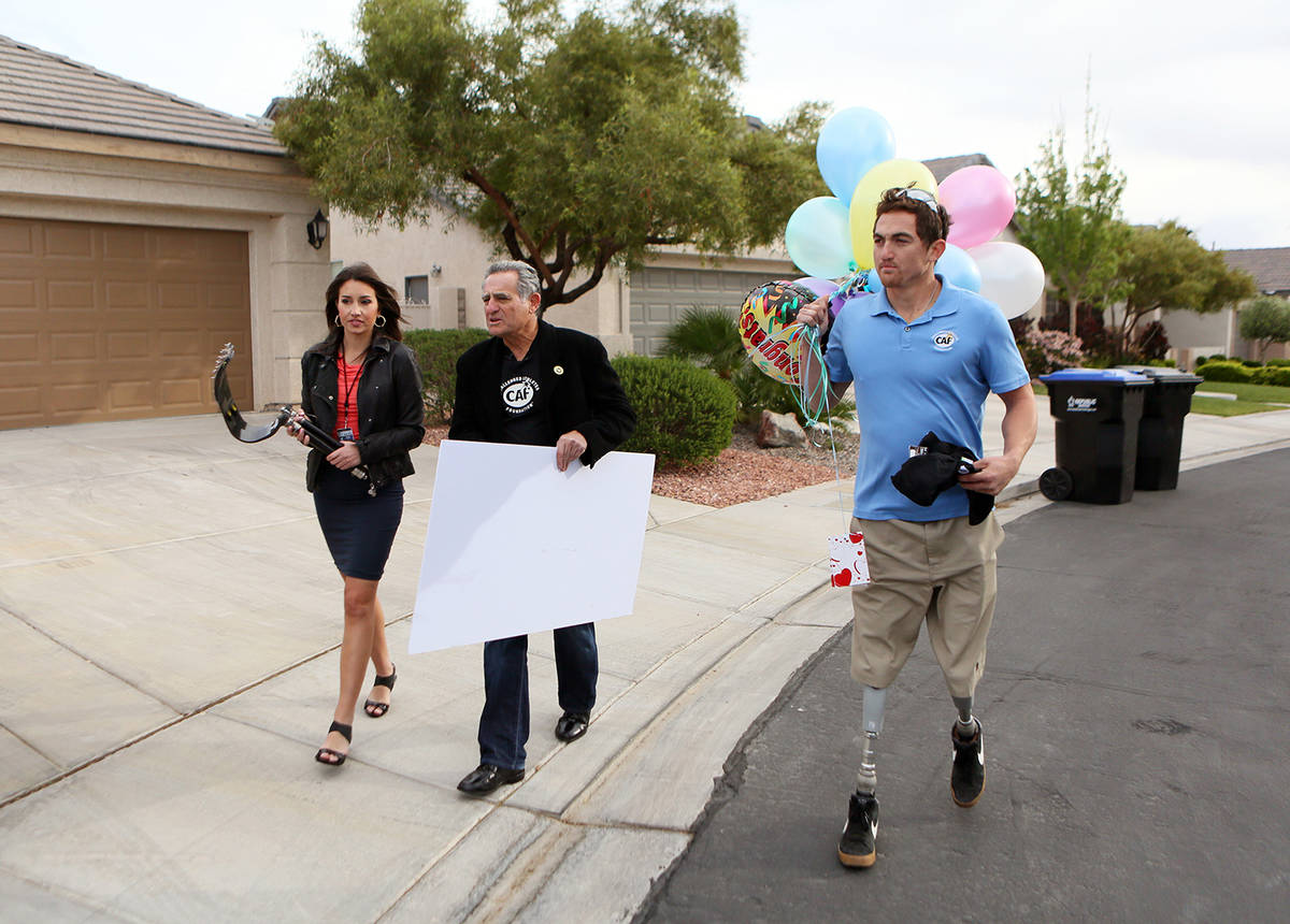 File From left, Jessica Tanner of KTNV-TV Channel 13, Challenged Athletes Foundation co-founder ...