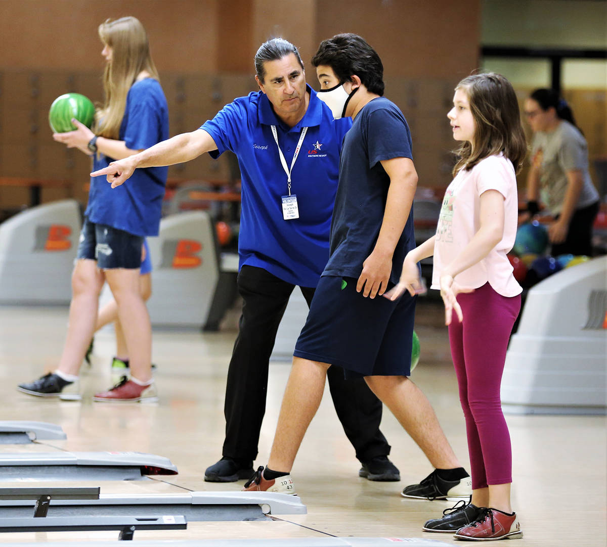 Randy Gulley/Special to the Pahrump Valley Times Joseph de la Torre instructs a young bowler du ...