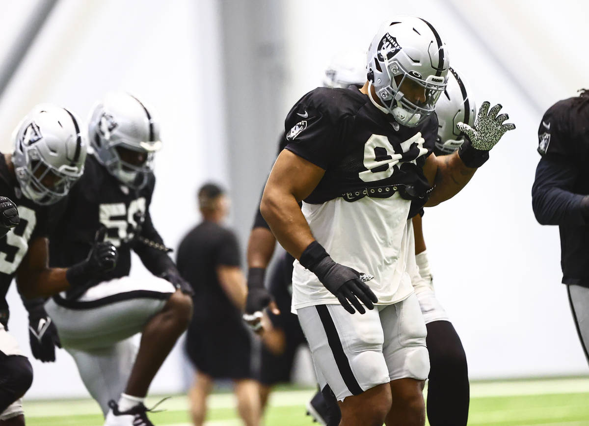 Raiders defensive end Solomon Thomas warms up during training camp at Raiders Headquarters/Inte ...