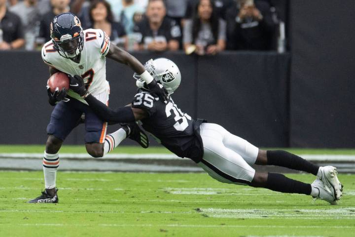 Benjamin Hager/Las Vegas Review-Journal Raiders cornerback Brandon Facyson (35) tackles Chicago ...