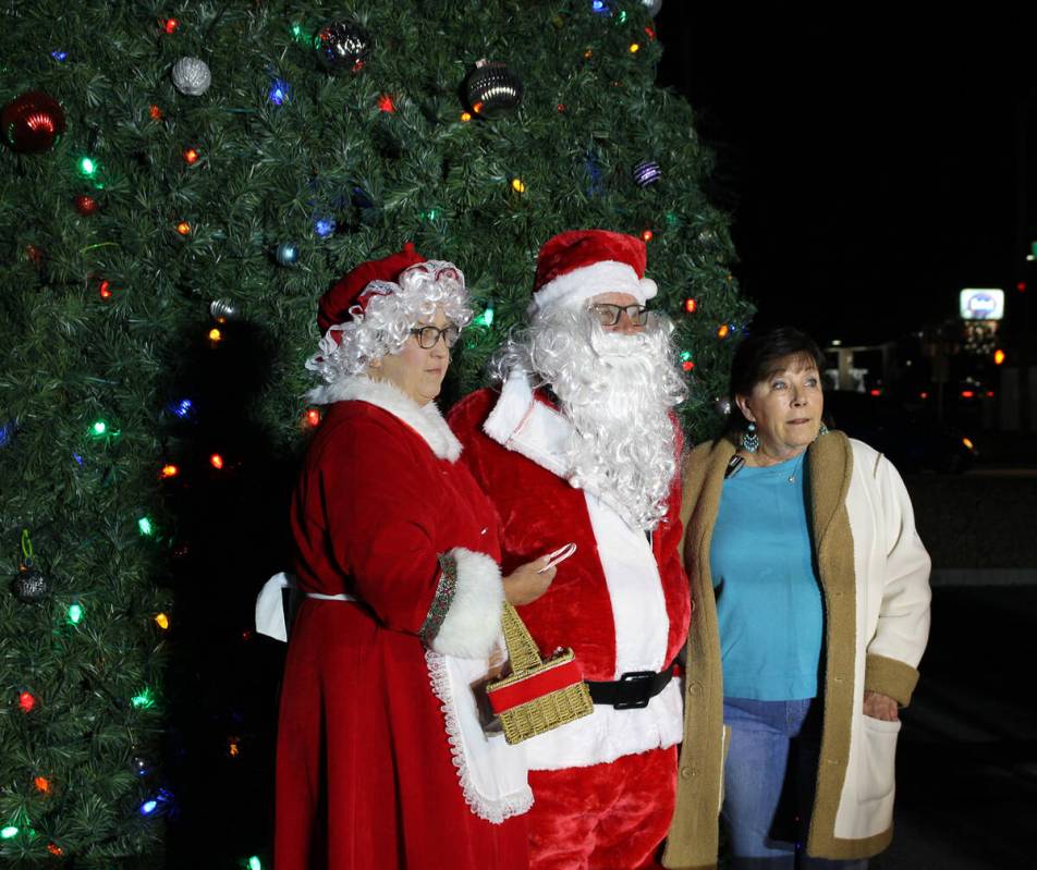 Robin Hebrock/Pahrump Valley Times Karen Jackson of KNYE Radio, far right, sponsors the Communi ...