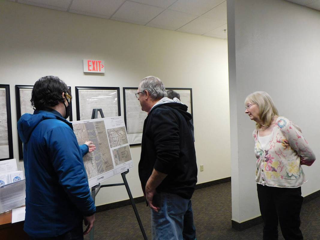 Robin Hebrock/Pahrump Valley Times Candela Renewables representative Dewey Klurfield, far left, ...