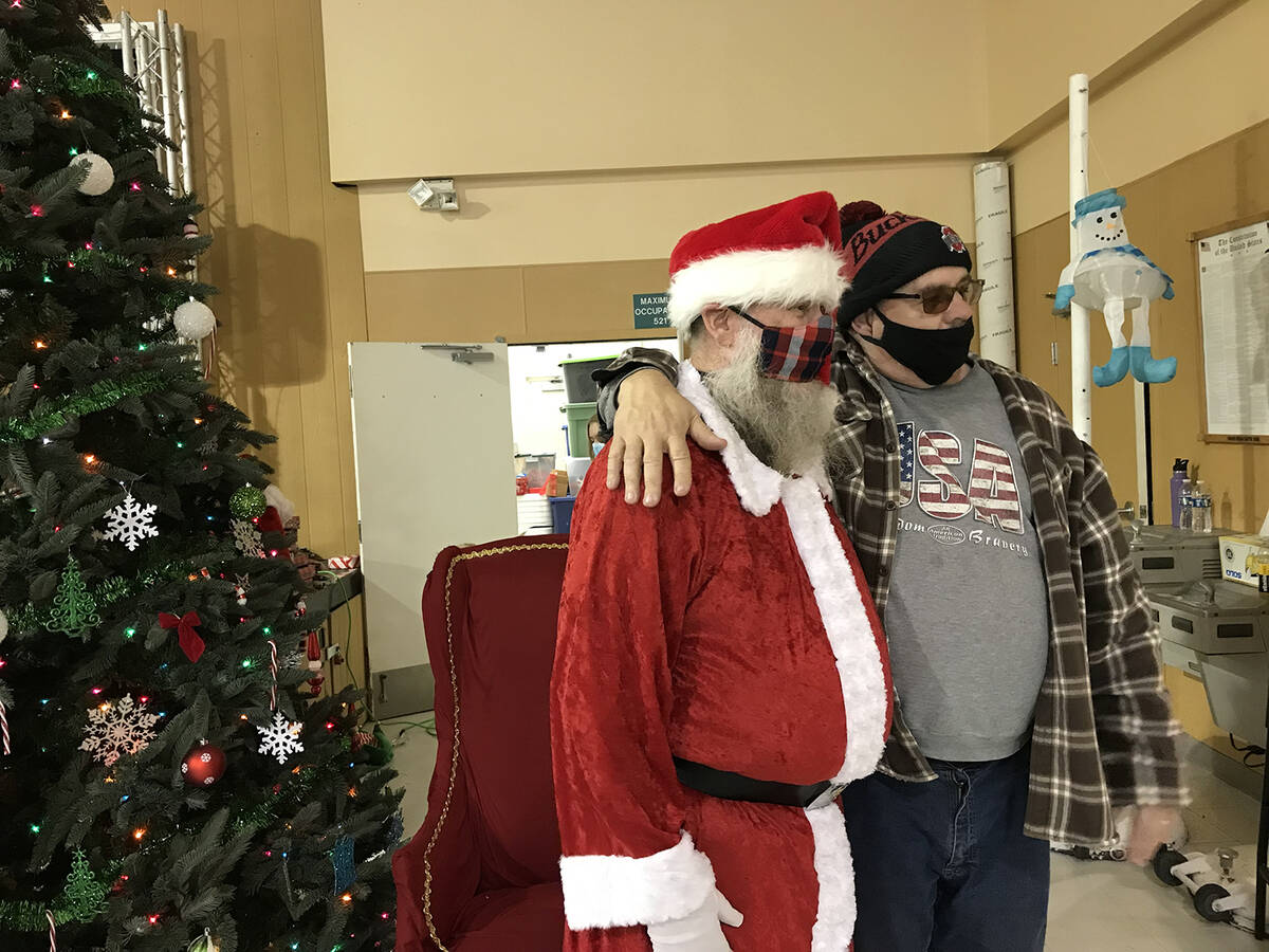 Robin Hebrock/Pahrump Valley Times Santa Claus poses with Pahrump resident John Walker at the C ...