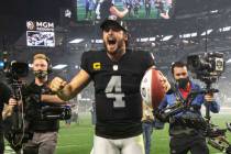 El mariscal de campo de los Raiders, Derek Carr (4), celebra la victoria en tiempo extra contra ...
