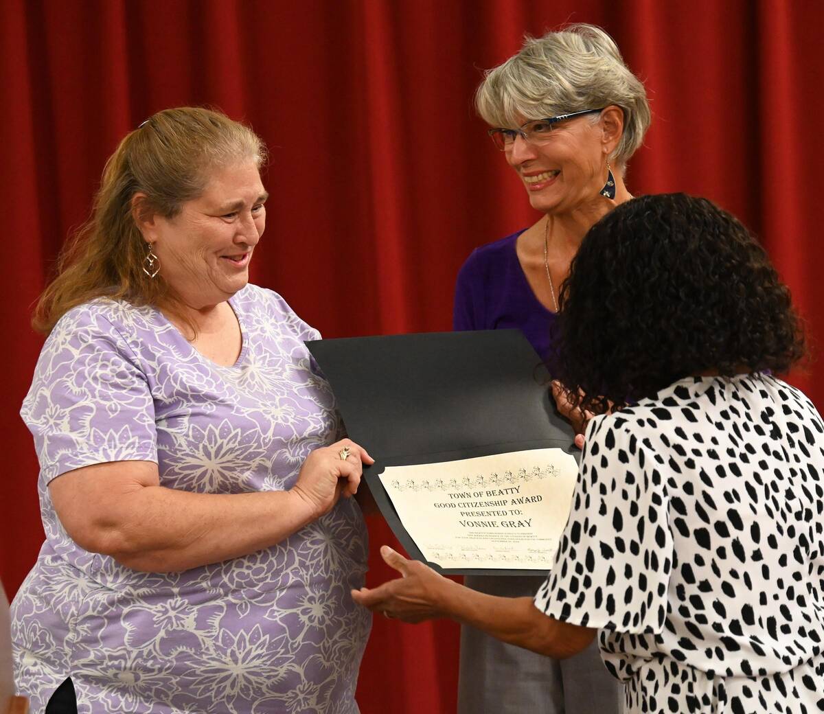 Richard Stephens/Special to the Pahrump Valley Times Vonnie Gray (left) receives the Beatty Goo ...