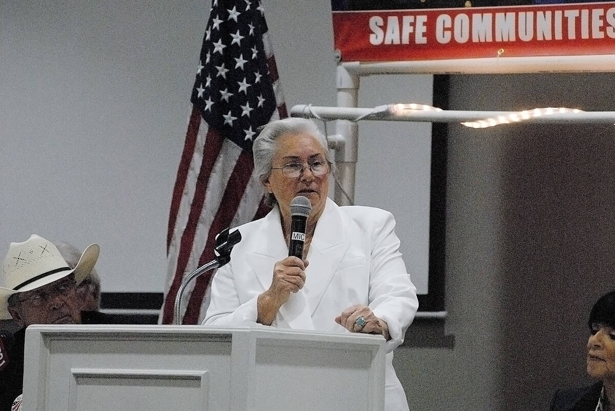 Horace Langford Jr./Pahrump Valley Times Sheriff Sharon Wehrly takes the stage at meet and gree ...