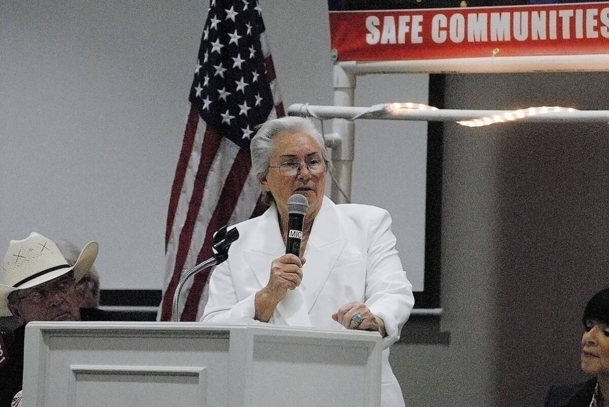 Horace Langford Jr./Pahrump Valley Times Sheriff Sharon Wehrly takes the stage at meet and gree ...