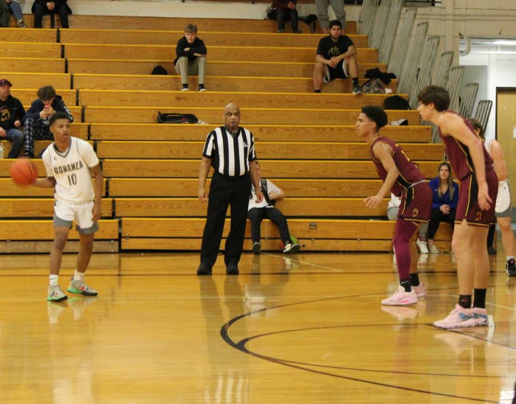 Danny Smyth/Pahrump Valley Times Seniors Daxton Whittle (5) and Aiden McClard (4) await the Bon ...