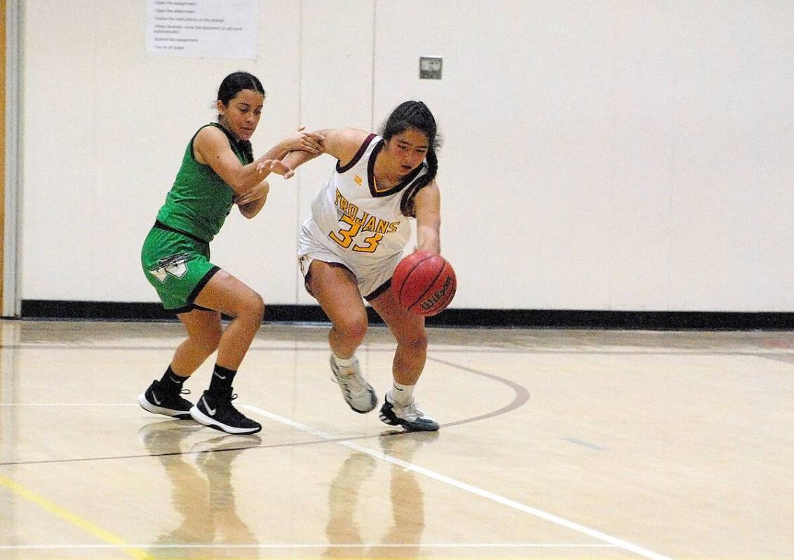 Horace Langford Jr./Pahrump Valley Times Pahrump Valley Trojans junior guard Paris Coleman (33) ...