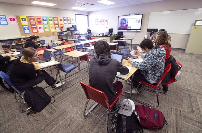 Steve Marcus/Las Vegas Sun Students attend an English class at Tonopah High School in Tonopah ...
