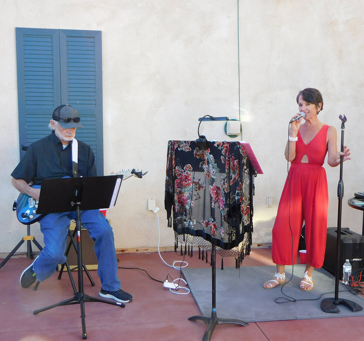 Robin Hebrock/Pahrump Valley Times Lynn Peterson and Chuck Cassell are shown entertaining the c ...