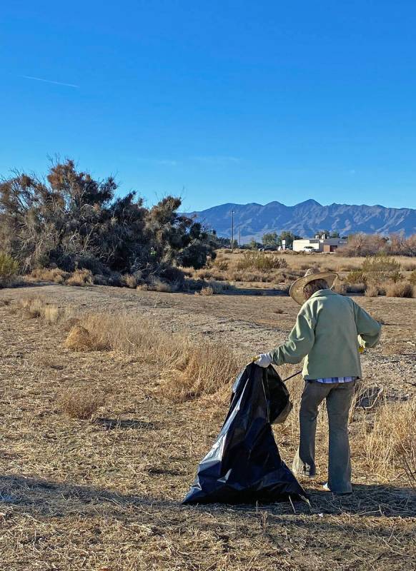 Robin Hebrock/Pahrump Valley Times Volunteers were seen along Dandelion Street just south of Ia ...