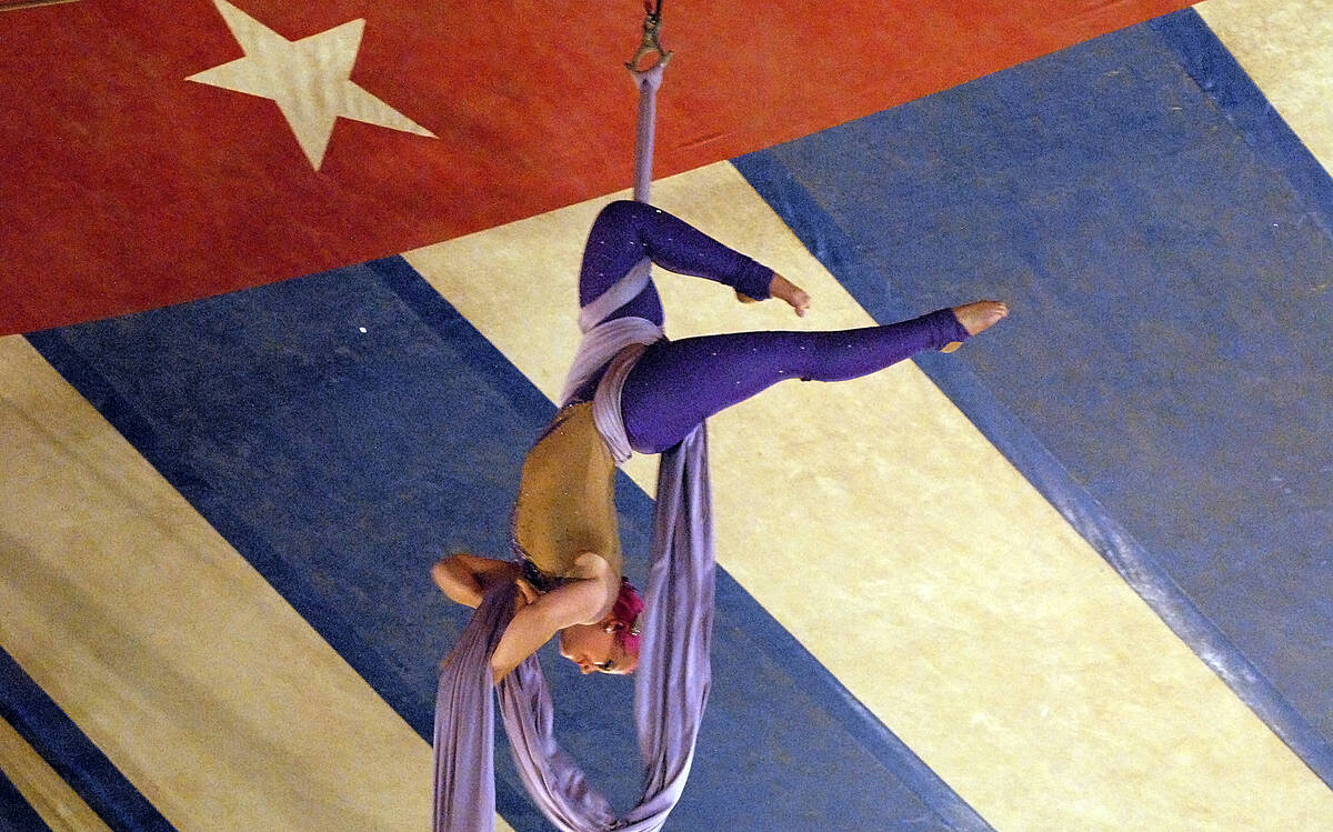 Horace Langford Jr./Pahrump Valley Times file Aerialist Kelly Leeth stuns the crowd with silk r ...